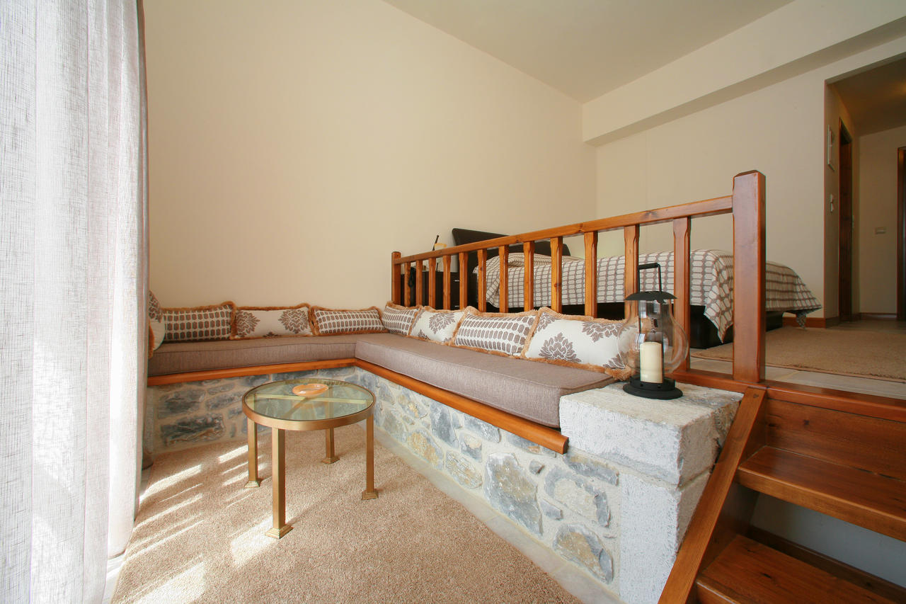 Arhontiko Parnona Hotel Karyes Habitación foto