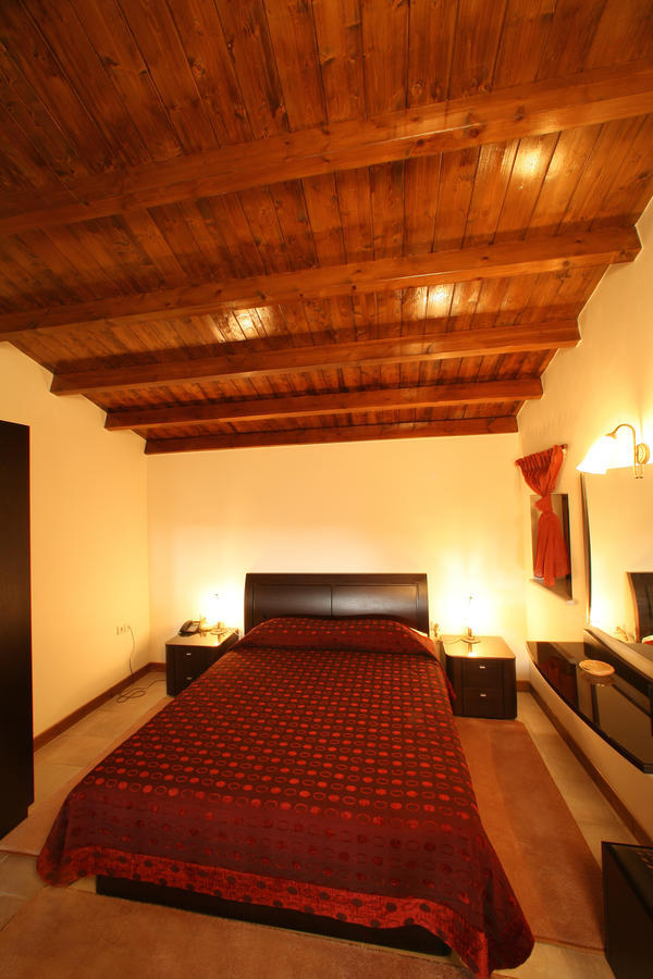 Arhontiko Parnona Hotel Karyes Habitación foto