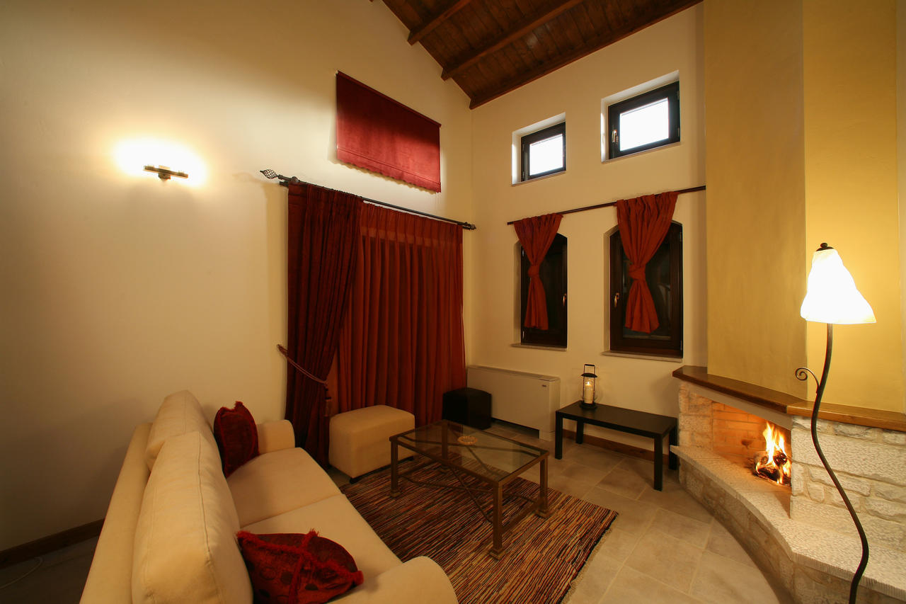 Arhontiko Parnona Hotel Karyes Habitación foto